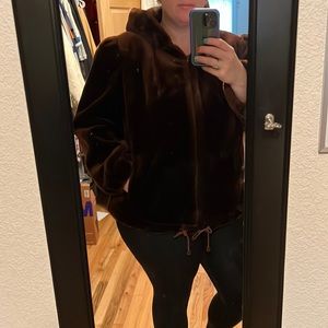 A vintage lover‘s dream 80s! Faux fur hooded jacket with puffed shoulder detail